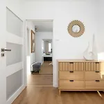Bright & Spacious For 6 People With The River View By Reenters 아파트 *