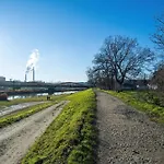 아파트 Bright & Spacious For 6 People With The River View By Reenters