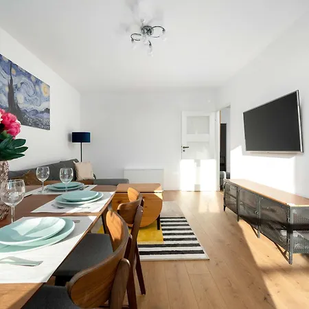 Bright & Spacious For 6 People With The River View By Reenters 아파트