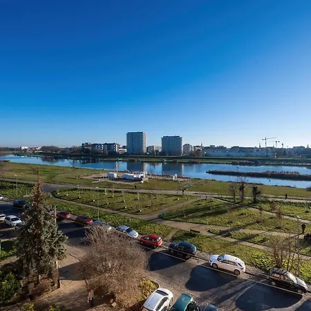 Bright & Spacious For 6 People With The River View By Reenters 아파트 *