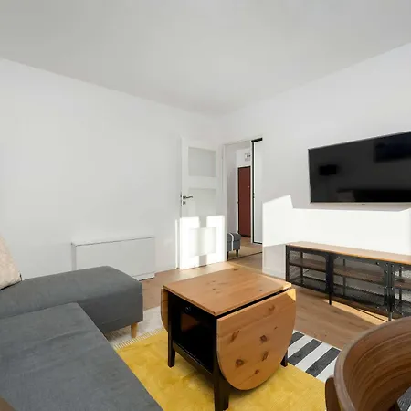 Bright & Spacious For 6 People With The River View By Reenters 아파트 *