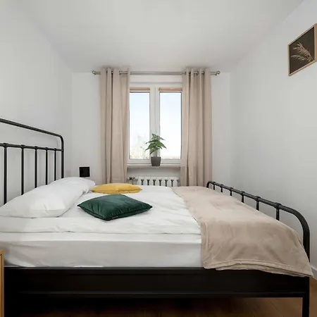 Bright & Spacious For 6 People With The River View By Reenters 아파트 *