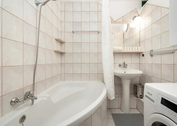 Bright & Spacious For 6 People With The River View By Reenters