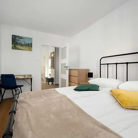 Bright & Spacious For 6 People With The River View By Reenters * Breslau