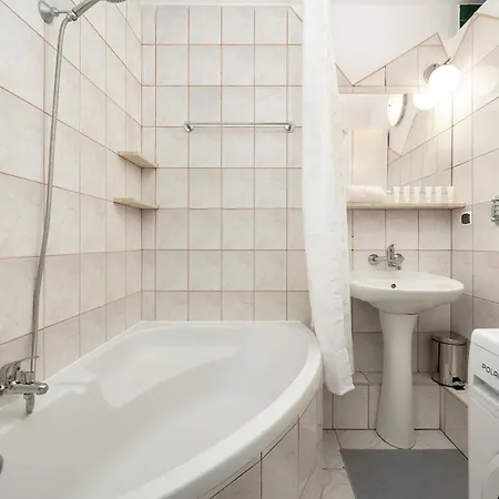 Bright & Spacious For 6 People With The River View By Reenters