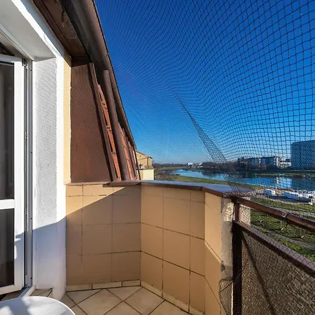 Bright & Spacious For 6 People With The River View By Reenters