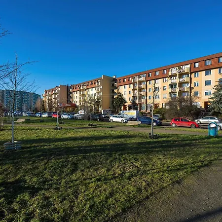 Bright & Spacious For 6 People With The River View By Reenters Breslau
