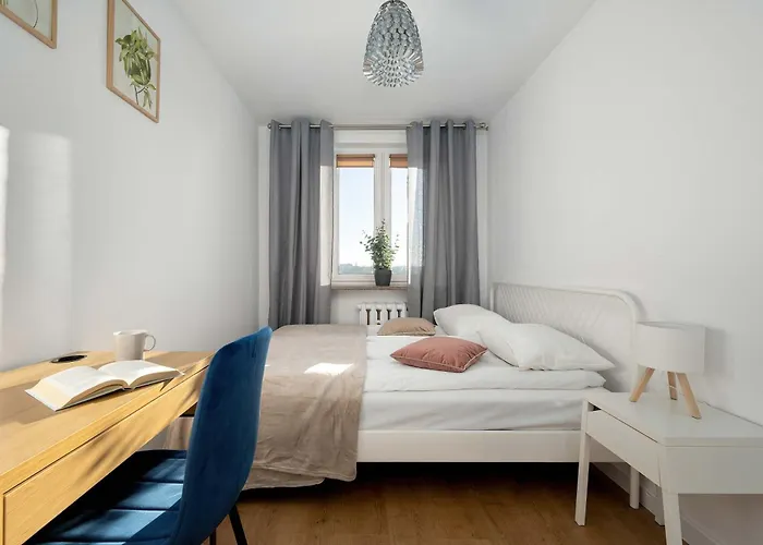 Bright & Spacious For 6 People With The River View By Reenters *