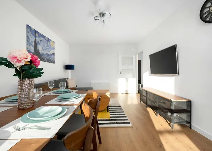 Bright & Spacious For 6 People With The River View By Reenters Appartamento