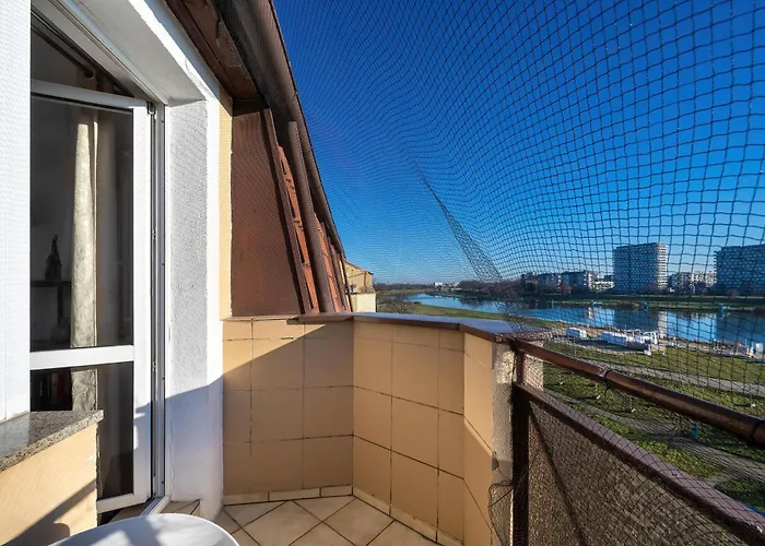 Bright & Spacious For 6 People With The River View By Reenters